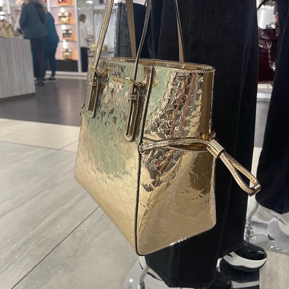 MICHAEL KORS Voyager Large Metallic Logo Debossed EW Shoulder Tote Bag
Pale Gold - Picture 9 of 16